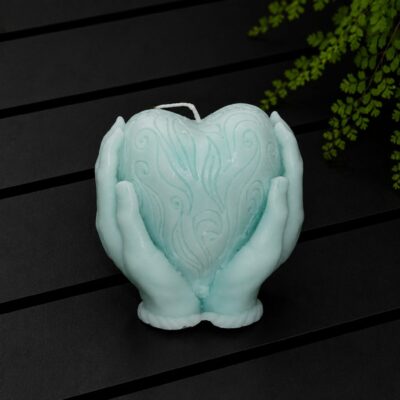 Hart kaars in handen – licht turquoise