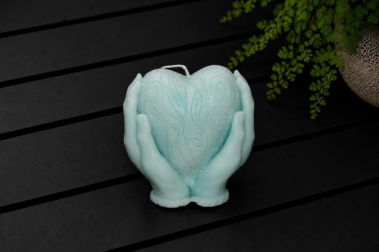 Hart kaars in handen – licht turquoise